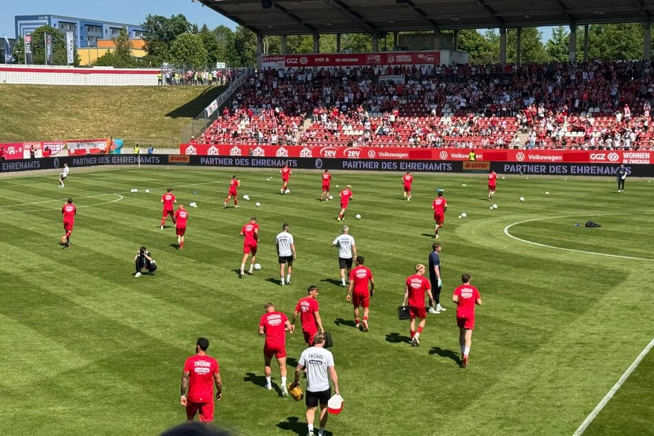 Die Zwickauer Mannschaft wird mit tosendem Applaus empfangen.