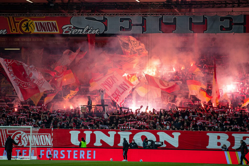 Die Fans des 1. FC Union Berlin brannten im Bundesliga-Match gegen den 1. FC Köln etliche Pyros ab.