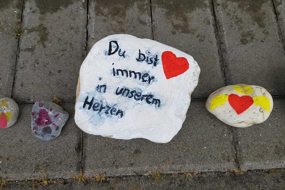Vor der Kindertagesstätte in Viersen wurden Kerzen, Kuscheltiere und bemalte Steine abgelegt.