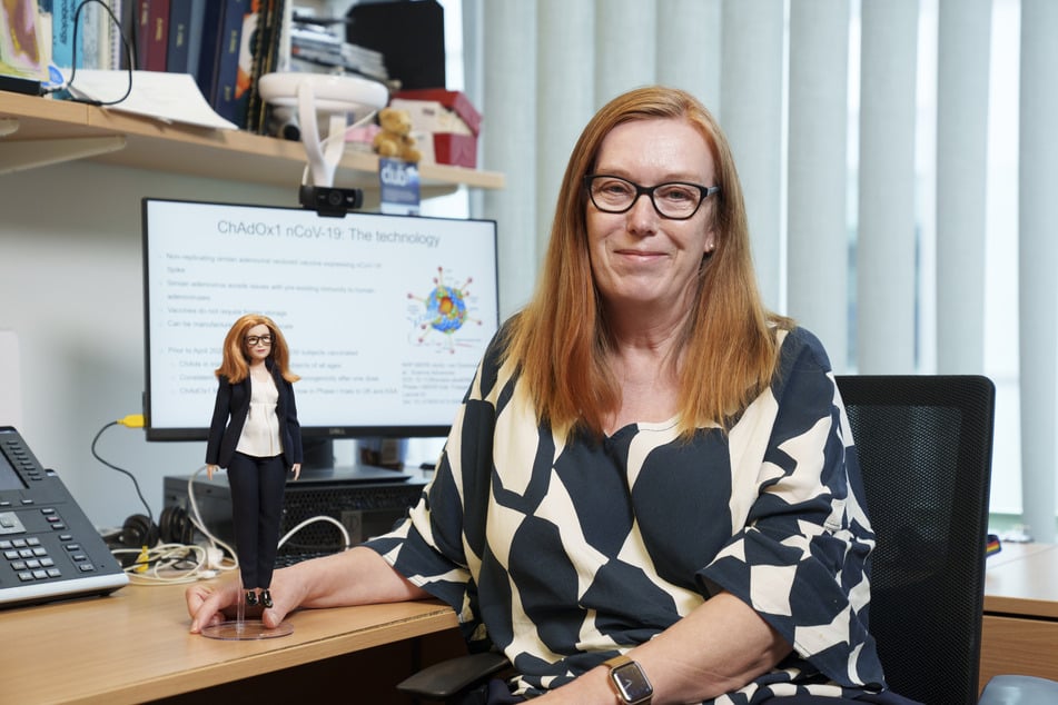 Der Spielzeug-Hersteller "Mattel" hat eine neue Puppe zu Ehren der Impfstoff-Entwicklerin Sarah Gilbert (59) entwickelt.