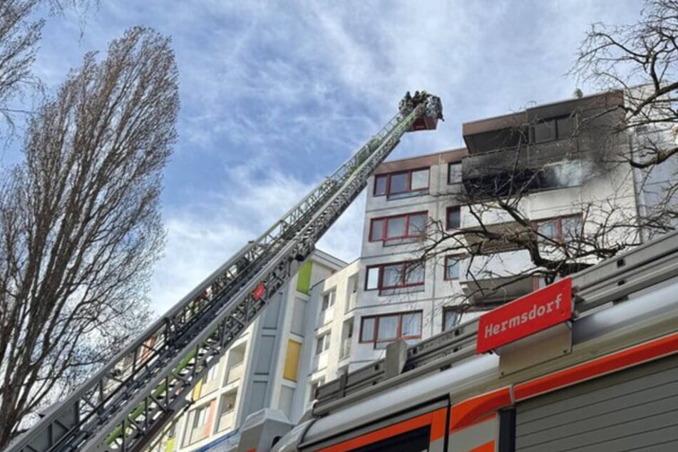 Die Einsatzkräfte gehen über eine Drehleiter gegen die Flammen in der sechsten Etage vor.