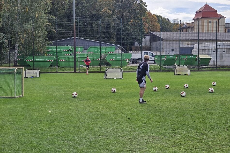 Athletiktrainer Tim Schneider (36, v.) arbeitete am Donnerstag mit Gastspieler Marcel Beifus (23, h.) weiter individuell.
