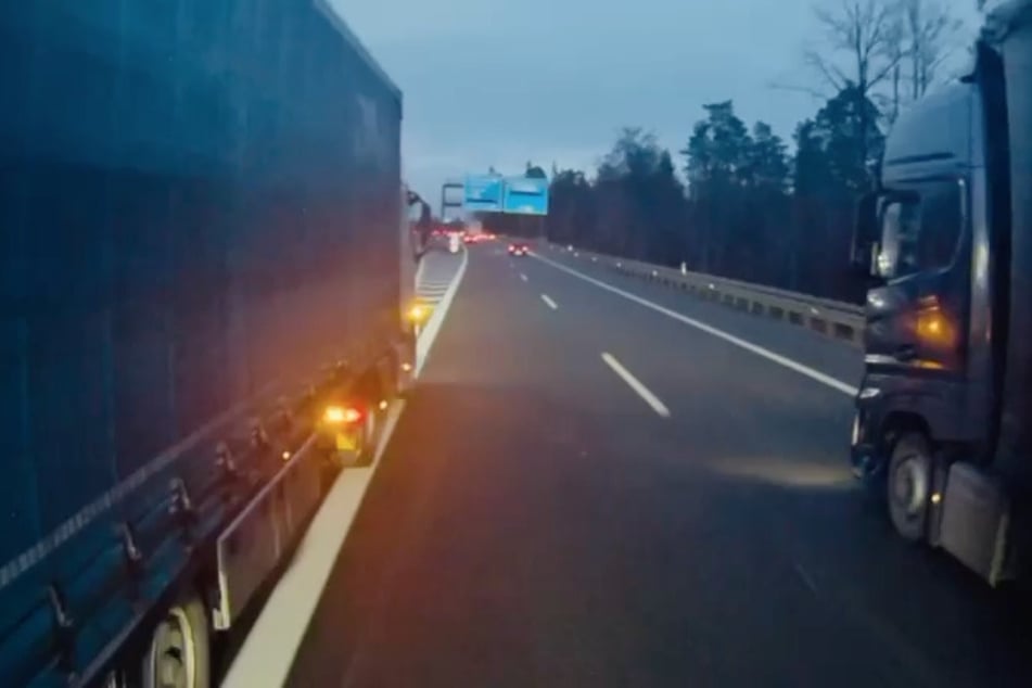 Dieser portugiesische Truck (l.) drängte den Leipziger Fernfahrer von der A9 auf die A6.