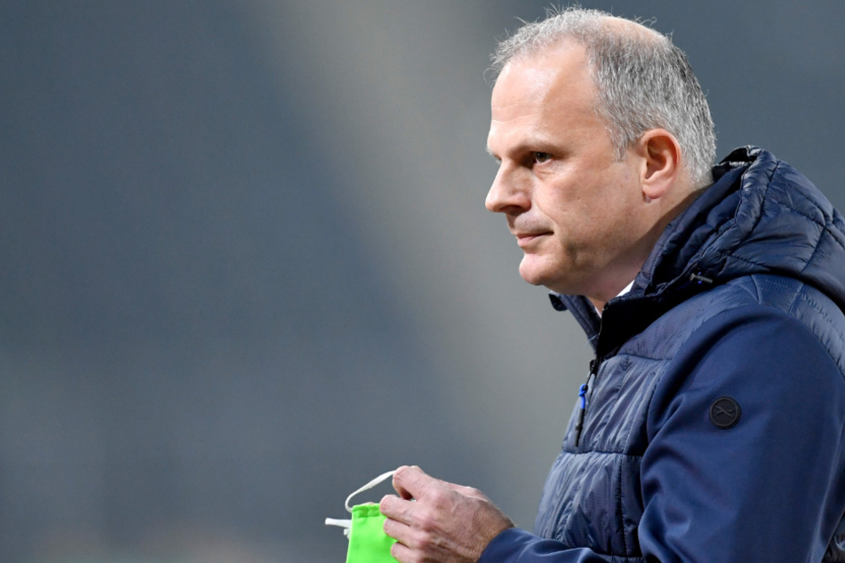 Schalkes Sportvorstand Jochen Schneider (50) kennt Christian Gross aus gemeinsamen Zeiten beim VfB Stuttgart.