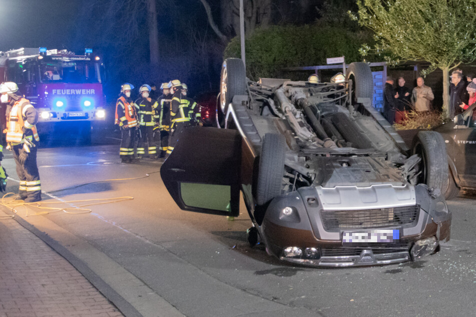 Dacia-Fahrer (87) landet nach Unfall auf dem Dach und wird eingeklemmt