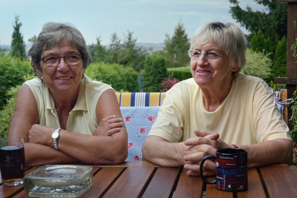 Langzeit-Pärchen Sabine (l.) und Gisela aus Sachsen-Anhalt lernten sich kennen und lieben, als Gisela noch mit einem Mann verheiratet war.
