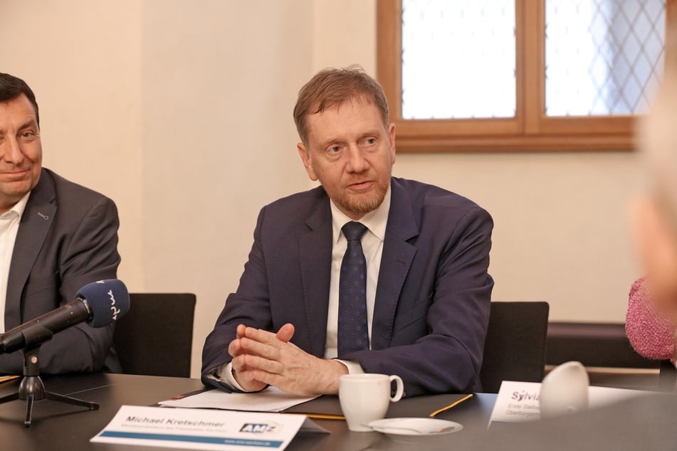 In Zwickau warb Ministerpräsident Michael Kretschmer (51, CDU) bei einem Treffen mit Vertretern der Automobilbranche für seinen VW-Plan.