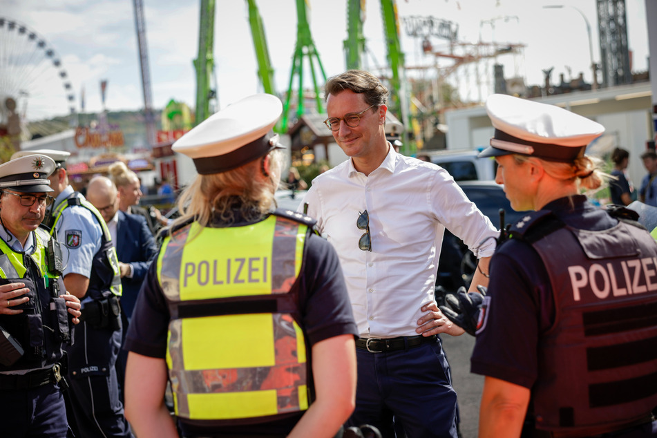 NRW-Ministerpräsident Hendrik Wüst (49, CDU) dankte der Polizei am Samstag auf dem Bonner Volksfest "Pützchens Markt" für den Schutz der Festbesucher.