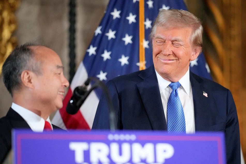 President-elect Donald Trump (r.) held a press conference on Monday to announce a massive donation from SoftBank to invest in US technology and businesses.