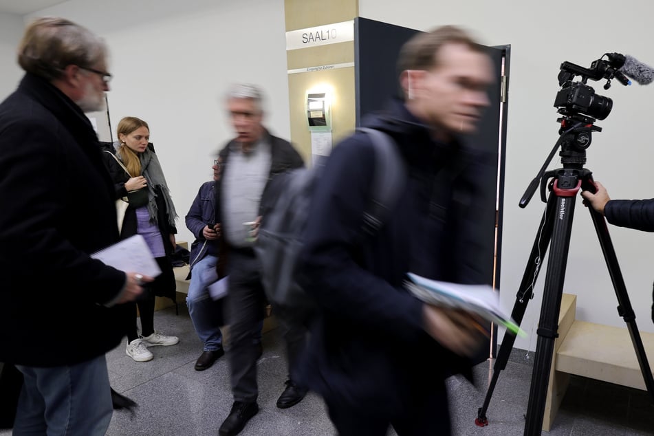 Die Strafkammer schloss die Öffentlichkeit noch vor der Anklageverlesung aus, was die Richterin mit dem Schutz der Persönlichkeitsrechte begründete.