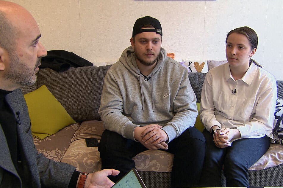 Nico (25, M.) und Samantha (19) haben viele Schulden angehäuft.