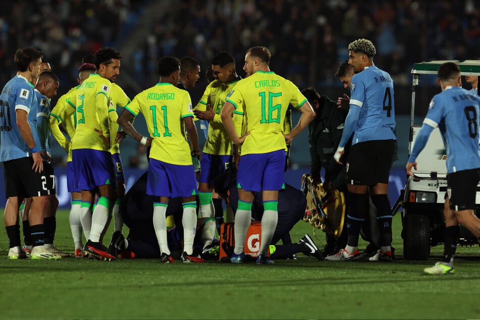 Die brasilianischen Nationalspieler scharten sich um ihren verletzten Stürmerstar.
