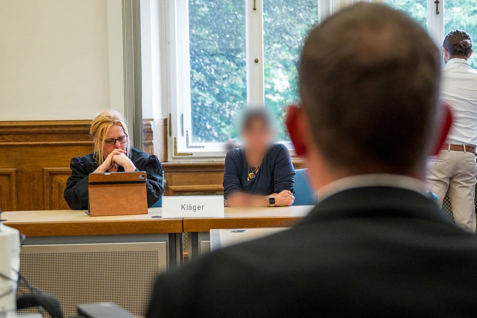 Die Mutter (M.) des getöteten Kindes fordert 75.000 Euro vom ehemaligen Verdächtigen (r.).