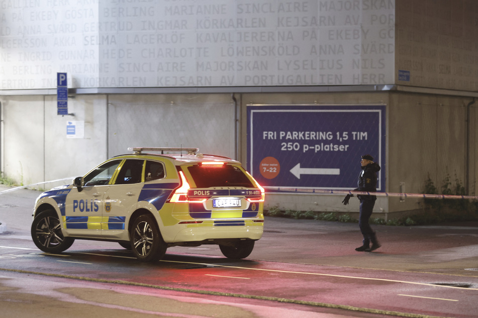 Polizisten sichern den Tatort, eine Tiefgarage, ab. Hier wurde der Schweden-Rapper C. Gambino erschossen.