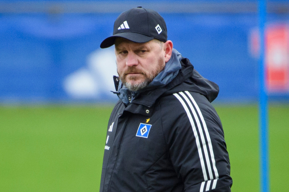 HSV-Coach Steffen Baumgart (52) bittet seine Spieler am heutigen Dienstag zu zwei Einheiten auf den Trainingsplatz in Schneverdingen. (Archivfoto)