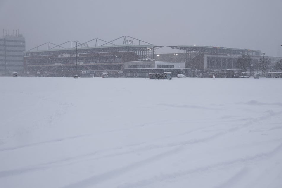 Das aktuelle Schneegestöber in Hamburg verhinderte den Anpfiff am Millerntor. St. Pauli gegen RB Leipzig wurde verschoben.