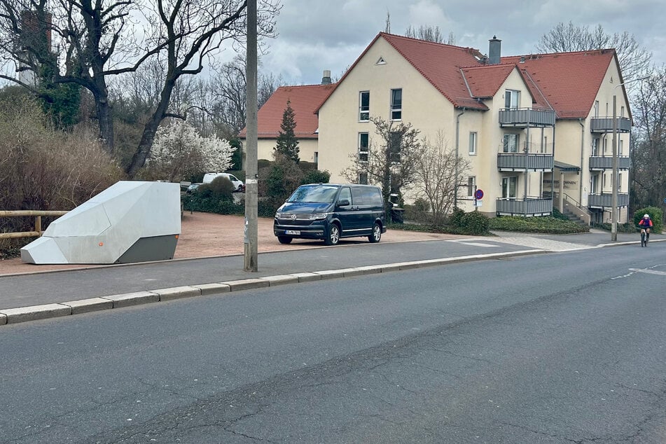 Am Hohen Stein, einem beliebten Aussichtspunkt in Dresden, wacht nun der Superblitzer über Autofahrer.