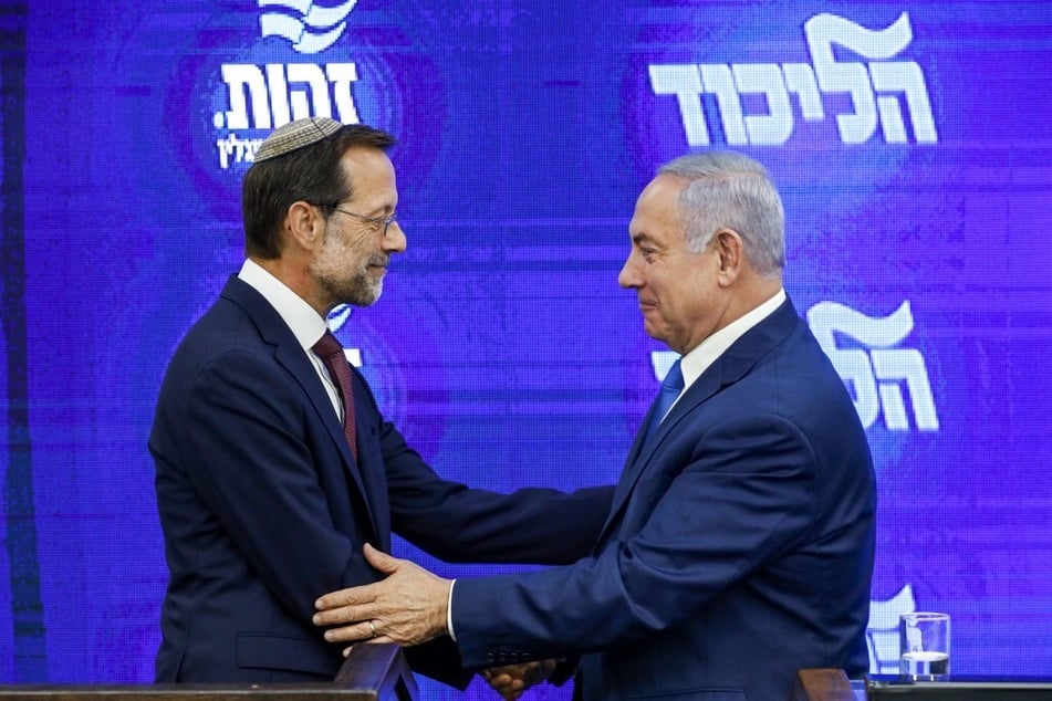 Moshe Feiglin (l.) shakes hands with Israeli Prime Minister Benjamin Netanyahu.