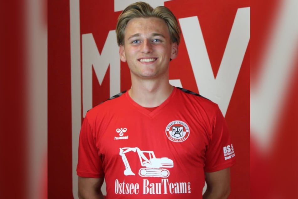 Amateurfußballer Max Dettmann (19) vom schleswig-holsteinischen Verbandsligisten MTV Ahrensbök hat sich auf Mallorca das Genick gebrochen.