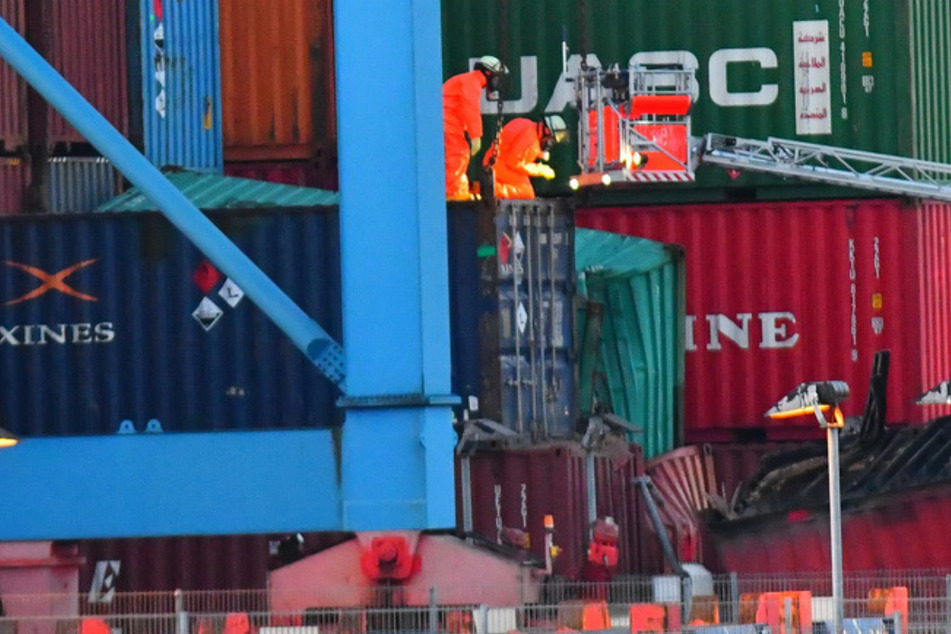 Hamburg: Großeinsatz im Hamburger Hafen: Gefahrgut-Container beschädigt