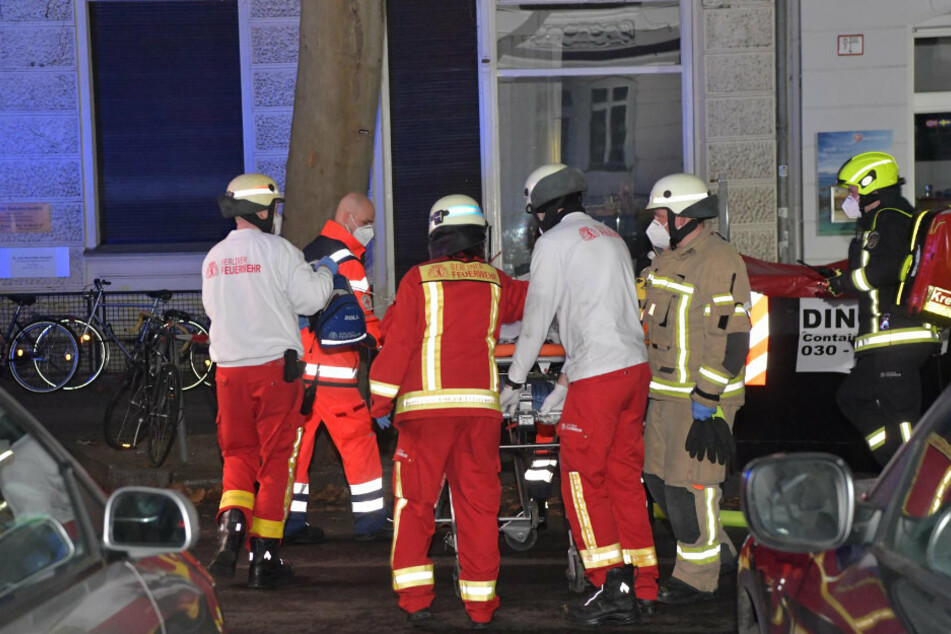 Ein lebensgefährlich verletzter Mensch wird von Rettungskräften abtransportiert.