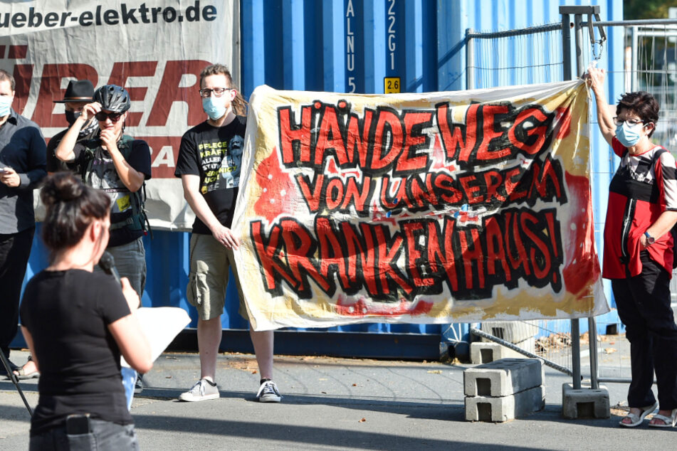 Im Vorfeld der Expertenanhörung im Rathaus gab es eine Demo gegen "Experimente" bei der strategischen Ausrichtung des Klinikums.