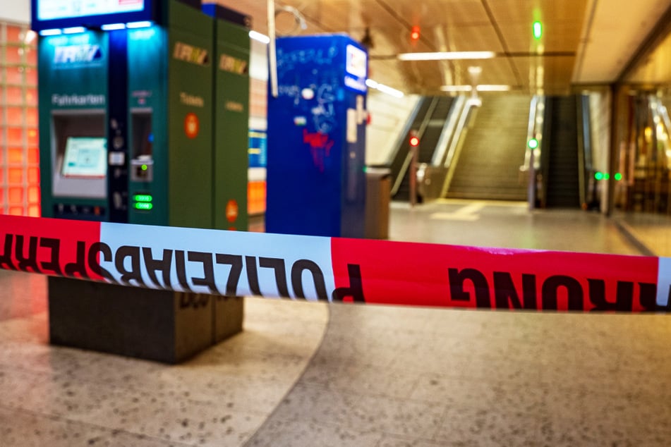 Die Polizei sperrte die Frankfurter S-Bahn-Station "Galluswarte" ab: Dort wurde am Dienstagabend ein Mann durch einen Schuss mit einer Gaspistole verletzt.