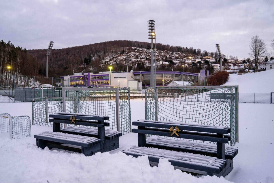 Der Trainingsplatz in Aue vor dem Test am Montag gegen Union. Ob am Freitag gespielt werden kann, entscheidet sich in der Nacht.
