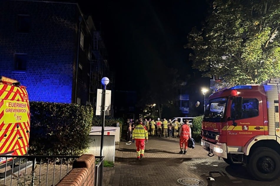 Die Feuerwehr rettete in Grevenbroich zwei Menschen aus einem stark verrauchten Treppenhaus. In der Küche war zuvor ein Brand ausgebrochen.