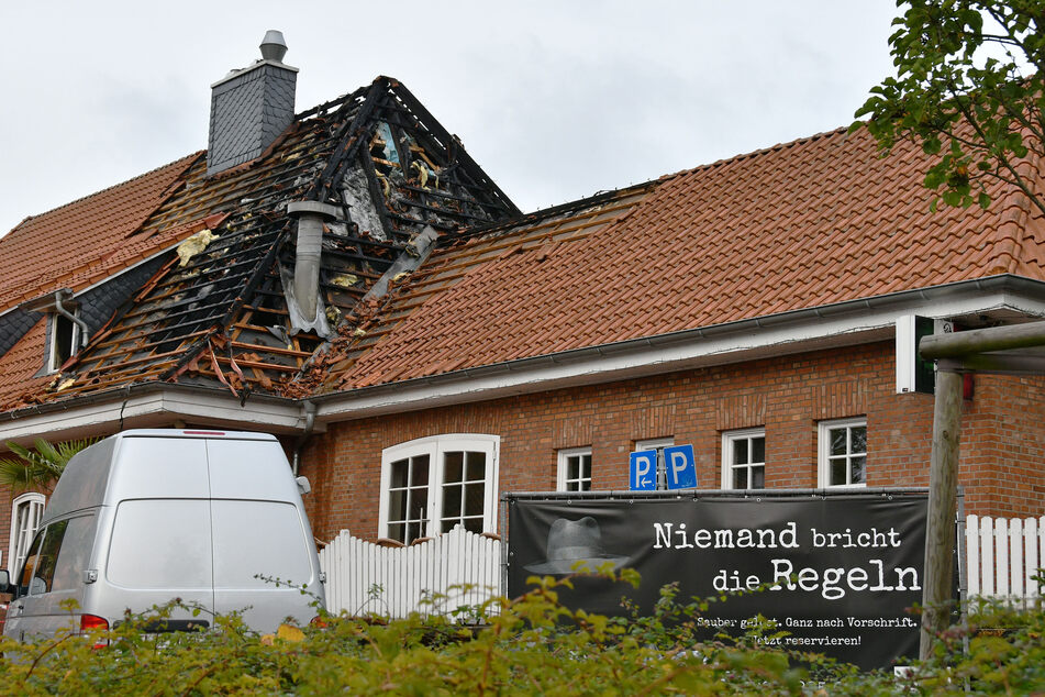 Ein Polizeiwagen steht vor dem Restaurant in Ganderkesee, das durch Brandstiftung zerstört worden ist.