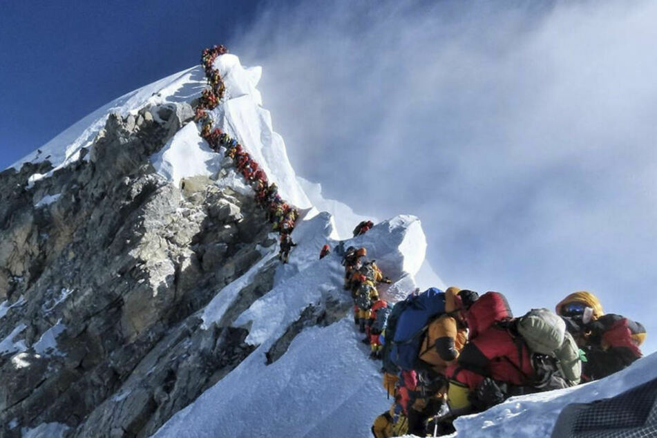 Sterben für den Gipfel: Durch lange Warteschlangen auf dem Mount Everest verunglückten allein im Mai 2019 zehn Menschen.