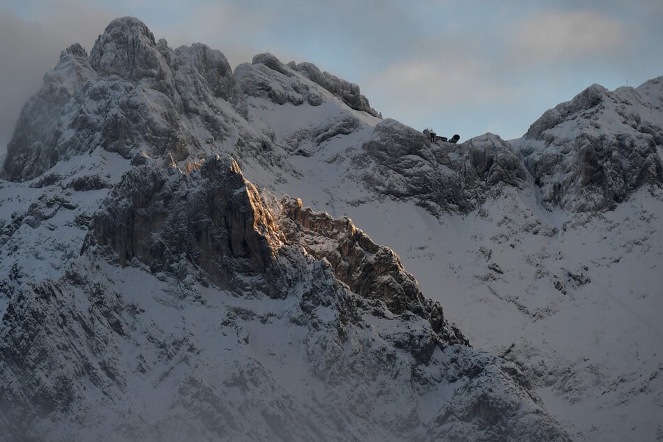 Sonnenstrahlen beleuchten den Gipfel der Viererspitze im Karwendelgebirge.