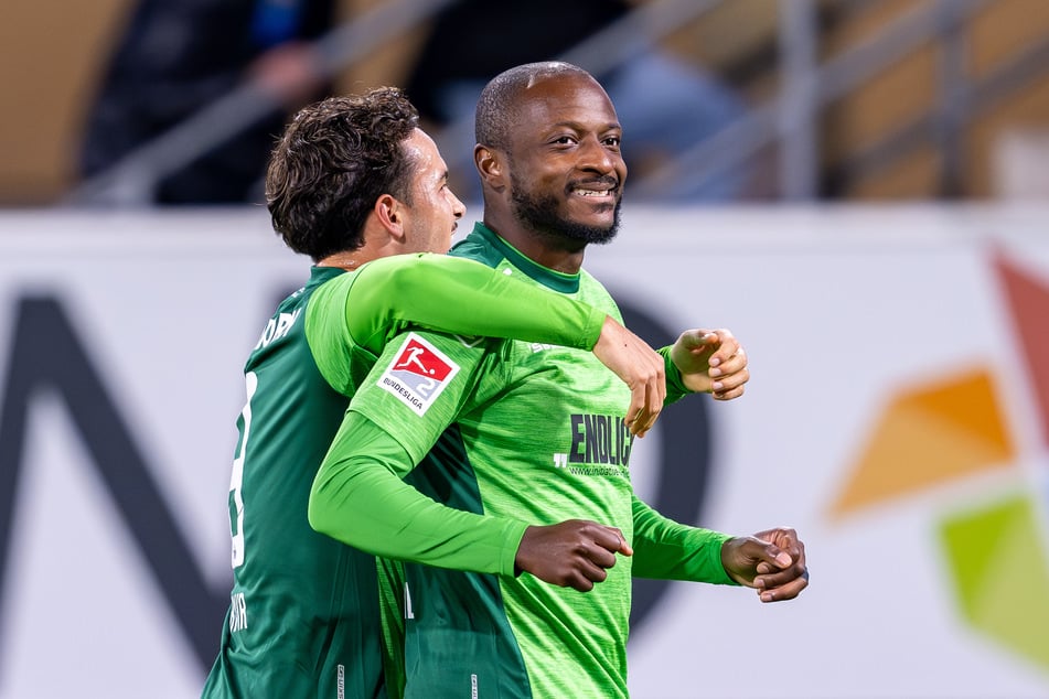 David Kinsombi (30, r.) stieg zuletzt mit Paderborn in die Bundesliga auf, ist jetzt auf Klubsuche.