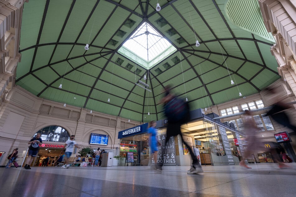 Am Hauptbahnhof in Halle ist am Montagmorgen eine Person von einem Zug erfasst worden.