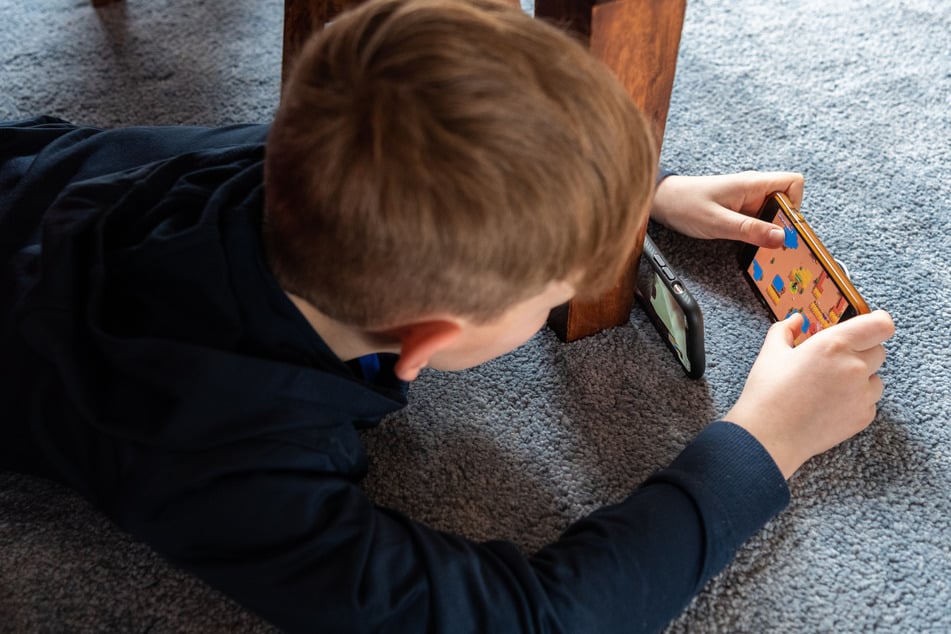 Die Diskussion um ein Handyverbot an Schulen und die Gefahren für Kinder und Jugendliche durch den Medienkonsum existiert schon länger. (Symbolbild)