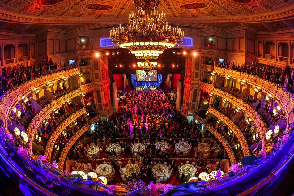 1925 fand der erste Opernball in der Semperoper statt, 2006 wurde die Tradition neu belebt.