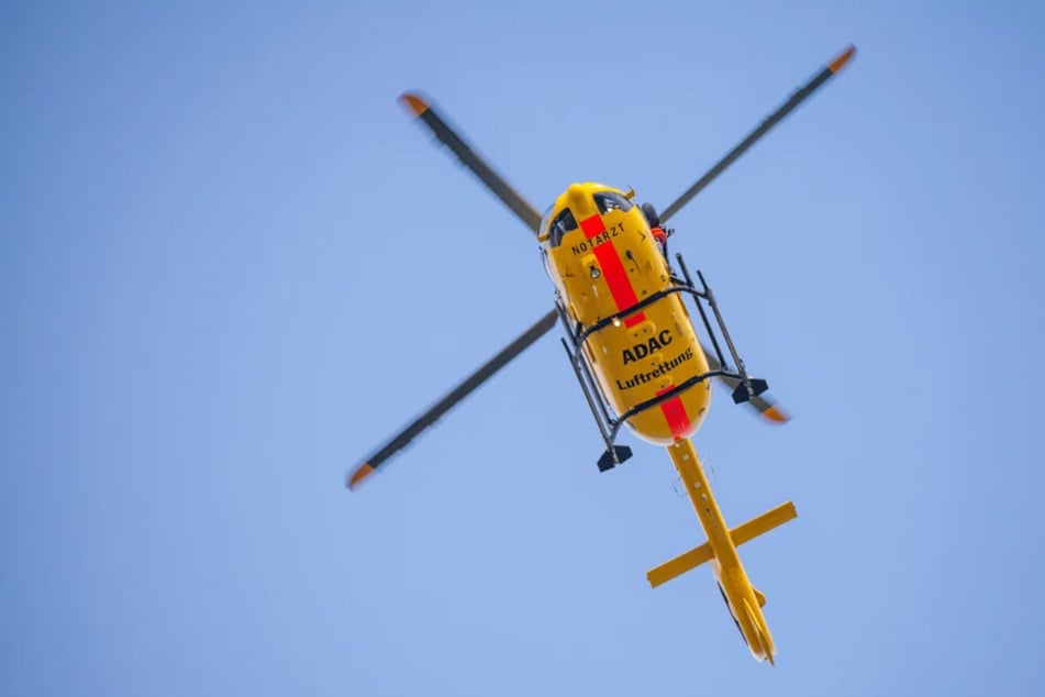 Der schwer verletzte Jugendliche (17) wurde mit einem Rettungshubschrauber in ein Krankenhaus gebracht. (Symbolfoto)