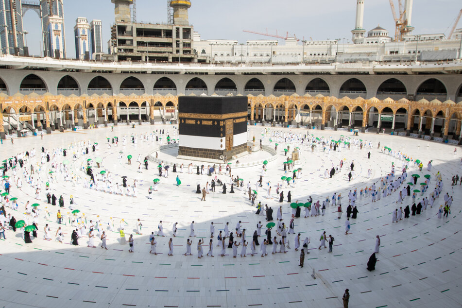 Mekka: Gläubige umrunden die Kaaba in der Großen Moschee mit Sicherheitsabstand.