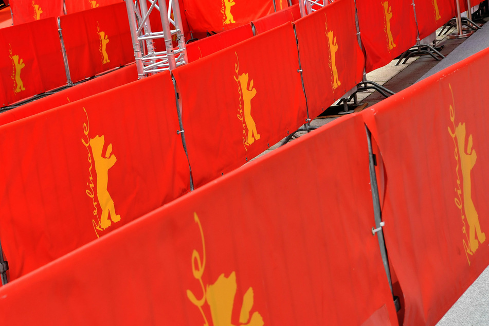 Das Logo der Berlinale auf Planen an Absperrgittern. Am heutigen Donnerstag beginnt der Vorverkauf für die Sommerausgabe.
