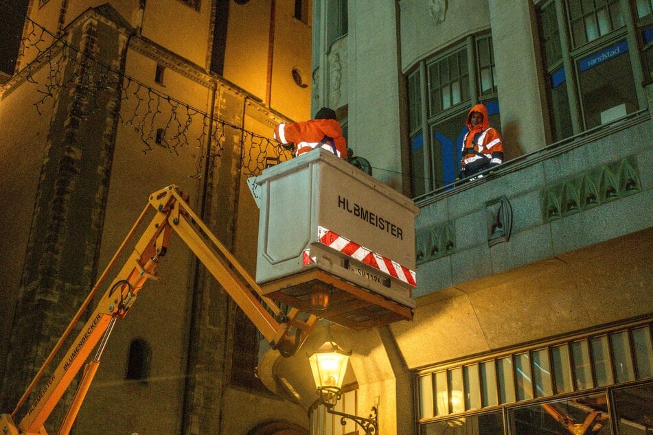 Einige übernehmen die Arbeit jedes Jahr. So ist Herr Schlaich bereits seit 30 Jahren Weihnachtshelfer, sein Kollege Herr Rittmann seit fünf Jahren.