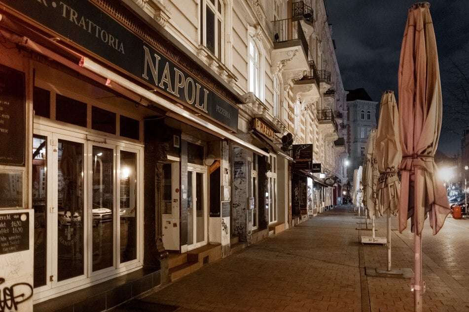Der Bürgersteig vor den Restaurants und Bars am Schulterblatt im Schanzenviertel ist bereits zu Beginn der Ausgangssperre menschenleer. (Archivbild)