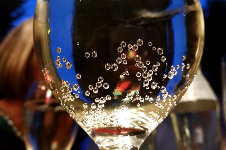 Ein Sektglas steht auf einem Tisch in einem Lokal in Salzburg.