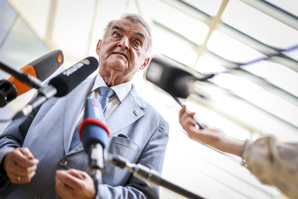 NRW-Innenminister Herbert Reul (71, CDU) ordnete für den Tag der Gedenkfeier der Opfer des Solingen-Anschlags eine Trauerbeflaggung vor allen Dienstgebäuden des Landes an.