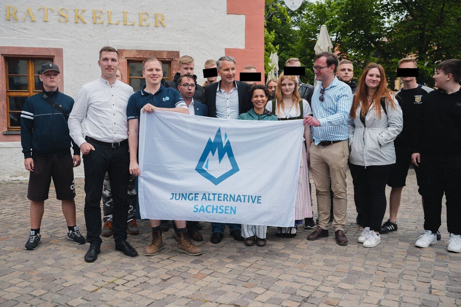 Die Terrorverdächtigen Kurt Hättasch (25, v.l.), Karl K., Jörn (20) und Jörg S. (24) sowie Hans-Georg P. posierten im Mai 2022 für die "Junge Alternative" mit Björn Höcke (54).