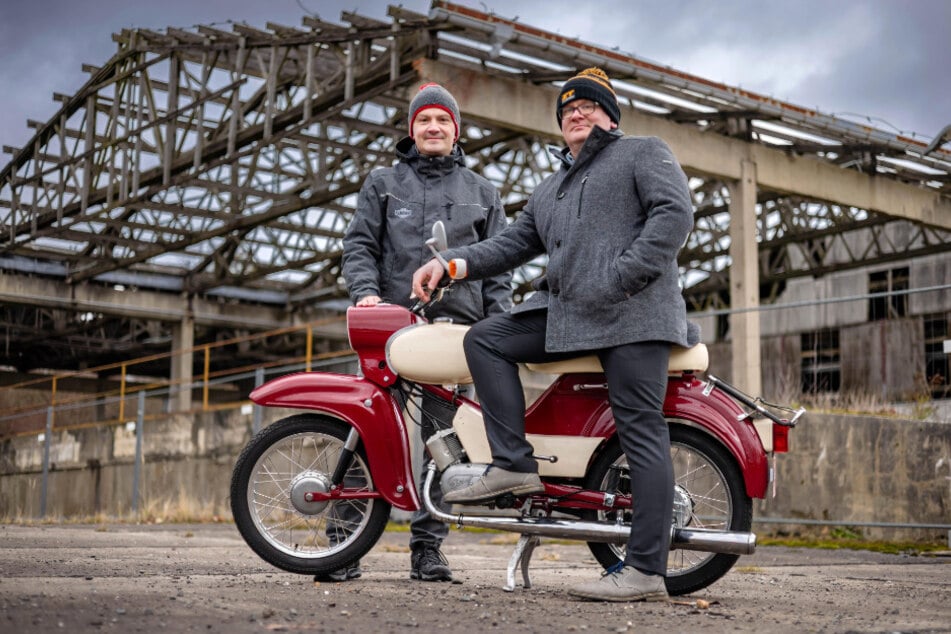 Die Vogelserie von Simson ist legendär. Hier posieren die ZT Tuning-Geschäftsführer Jens Opitz (37, r.) und Martin Richter (40) mit dem "Star". Auf dem Grundstück bei Weischlitz soll der neue ZT-Tuning-Firmensitz entstehen.