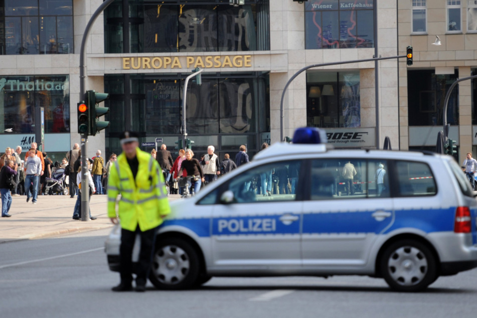 Ein Polizeiwagen steht vor dem Eingang der Europa-Passage, an dem sich der Vorfall ereignet haben soll. (Archivbild)