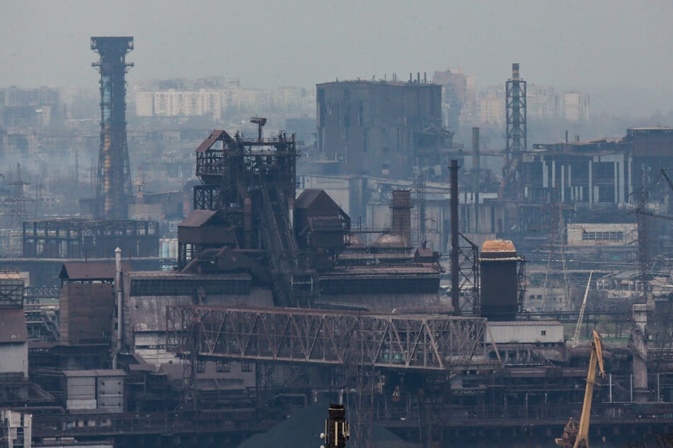 Blick auf das Azovstal-Werk in der weitgehend zerstörten Hafenstadt Mariupol.
