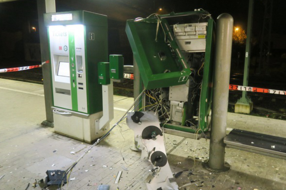 Der Automat wurde bei der Explosion komplett zerfetzt und zerstört.