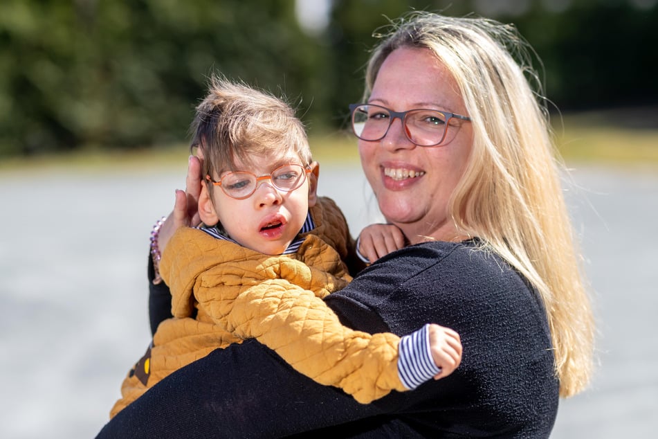 Stefanie Wittig (38) freut sich über die Spendenaktion für ihren Sohn Ewen (7).