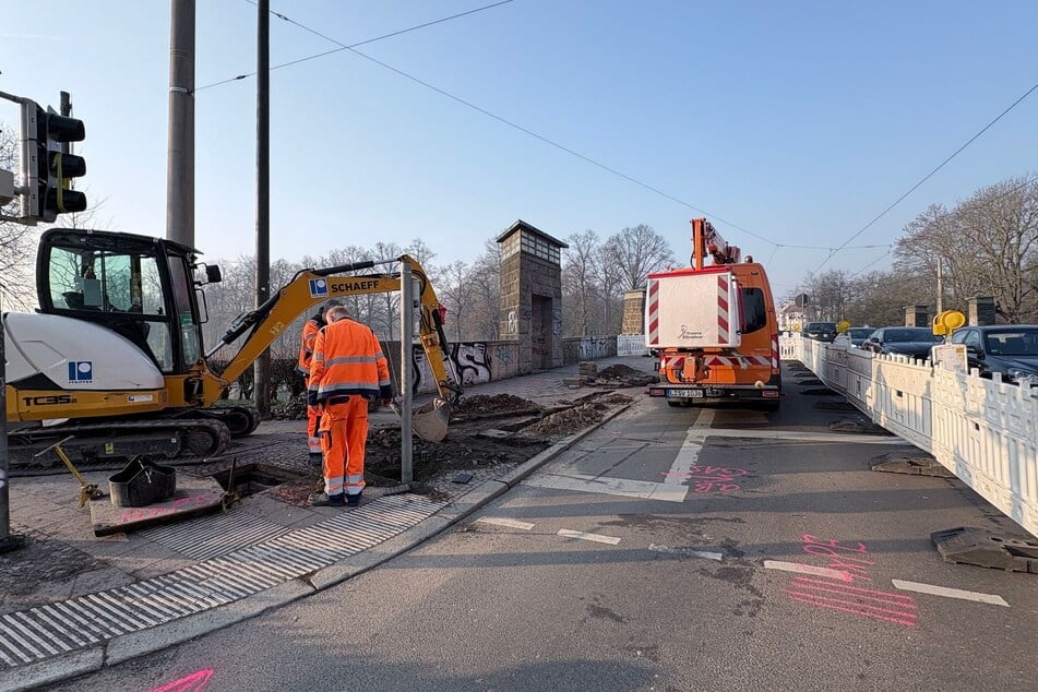 Aktuell finden Reparaturarbeiten an einer geplatzten Trinkwasserleitung auf der Klingerbrücke statt.